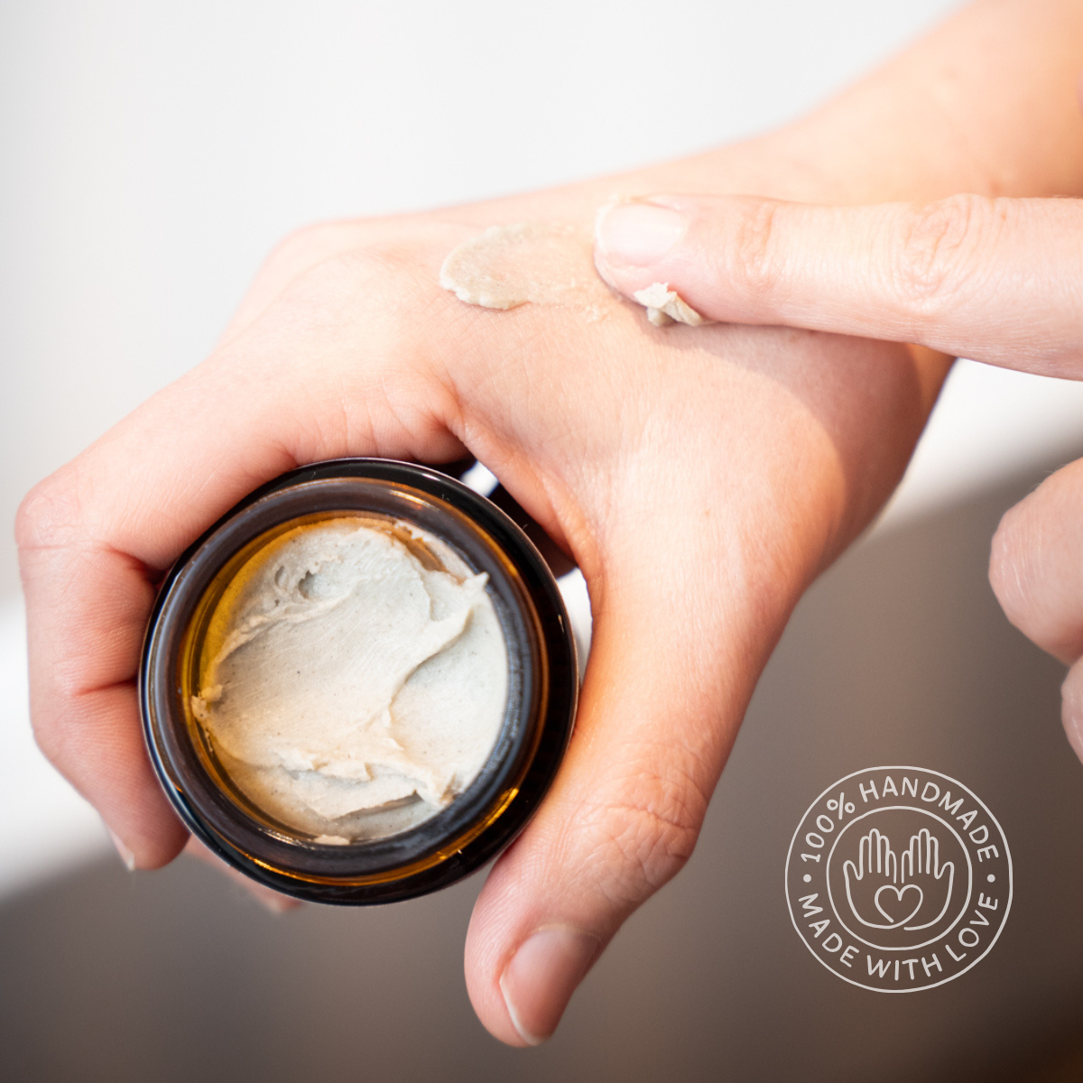 A gentle natural deodorant made with shea butter for comfortable everyday freshness.